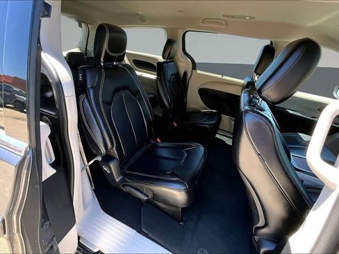 Used 2023 Chrysler Pacifica Touring-L FWD image 24