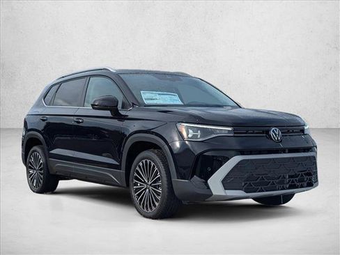 Certified 2025 Volkswagen Taos SE image 7