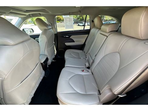 Used 2022 Toyota Highlander XLE image 14