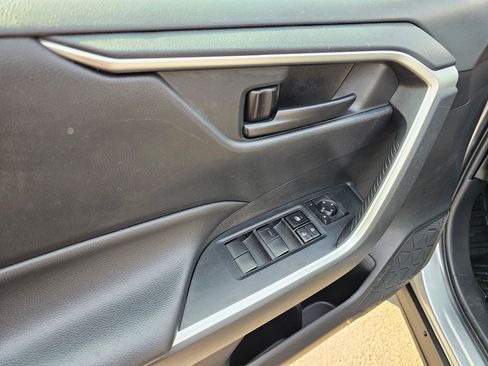 Used 2022 Toyota RAV4 LE AWD/4WD image 19