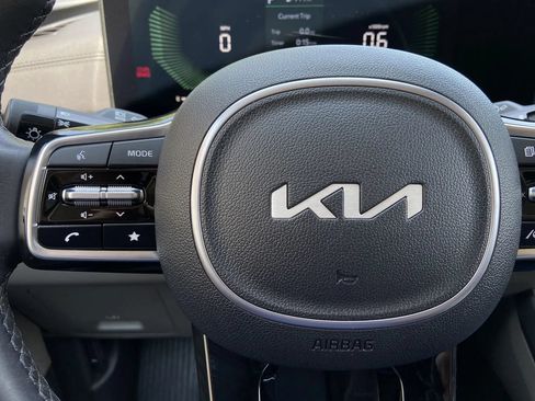Used 2025 Kia Carnival FWD image 15