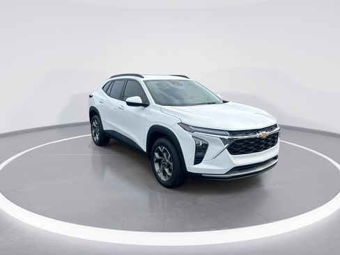Used 2026 Chevrolet Trax LT w/ Driver Confidence Package FWD image 2