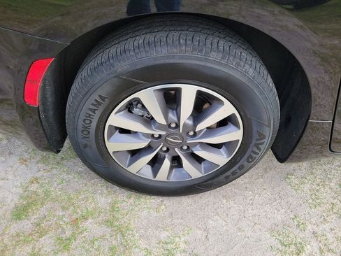 Used 2024 Chrysler Pacifica Limited FWD image 8