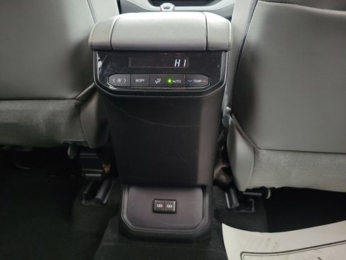 Used 2024 Toyota Highlander XLE image 12
