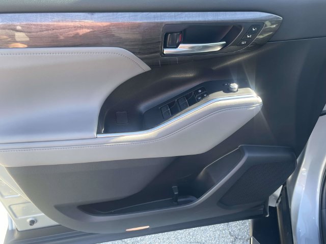 Used 2023 Toyota Highlander Limited FWD image 17