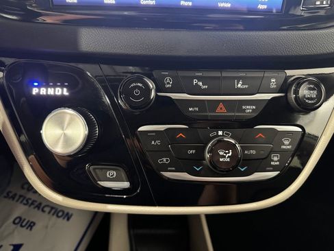 Used 2024 Chrysler Pacifica Touring-L FWD image 33