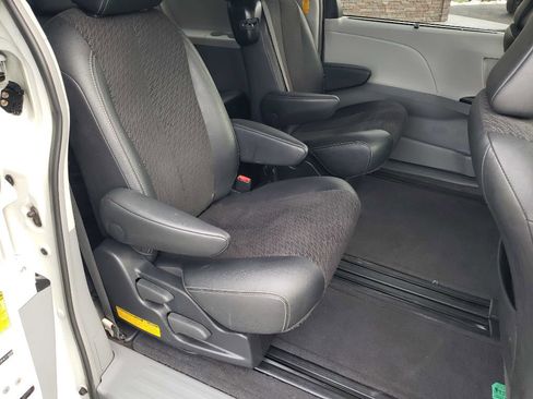 Used 2014 Toyota Sienna SE image 19