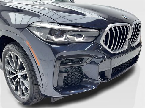Used 2022 BMW X6 xDrive40i w/ M Sport Package image 3