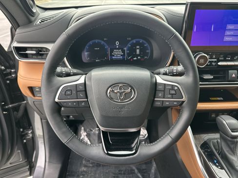 Used 2024 Toyota Highlander Platinum FWD image 18