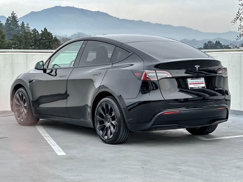 Used 2021 Tesla Model Y Long Range image 3