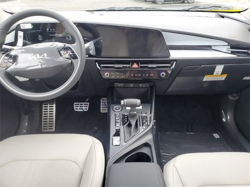 New 2025 Kia Niro EX Touring image 11