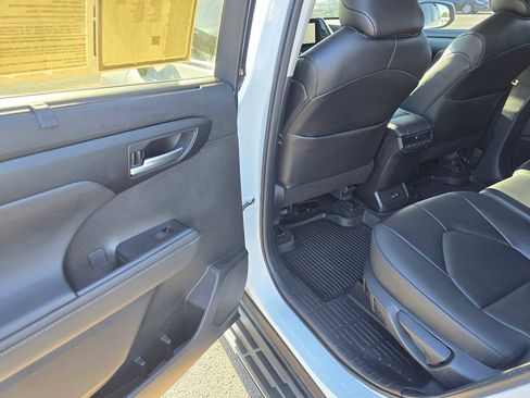 Certified 2024 Toyota Highlander XLE AWD/4WD image 19