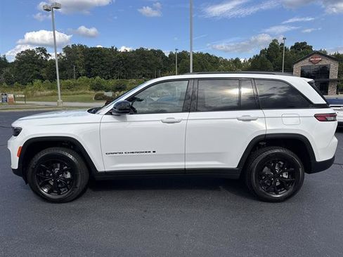New 2025 Jeep Grand Cherokee Altitude image 8