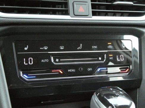 New 2025 Volkswagen Taos SE image 18