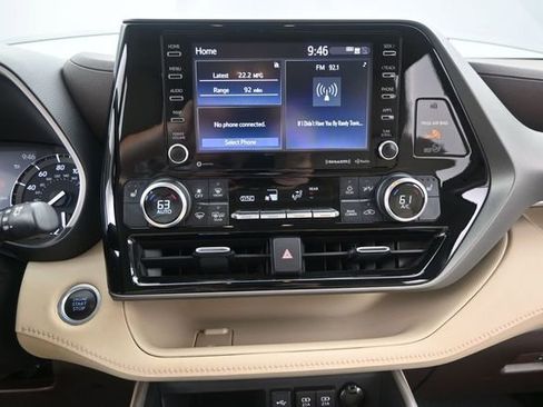 Used 2021 Toyota Highlander XLE FWD image 8
