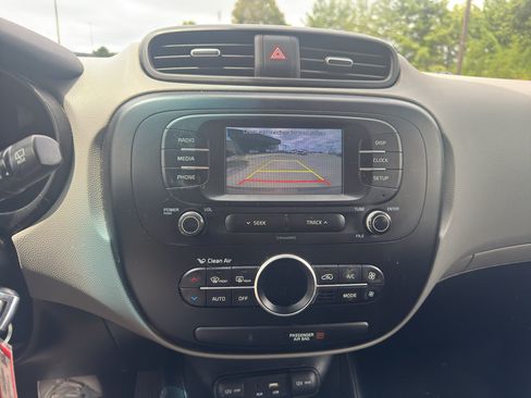 Used 2017 Kia Soul + FWD image 11