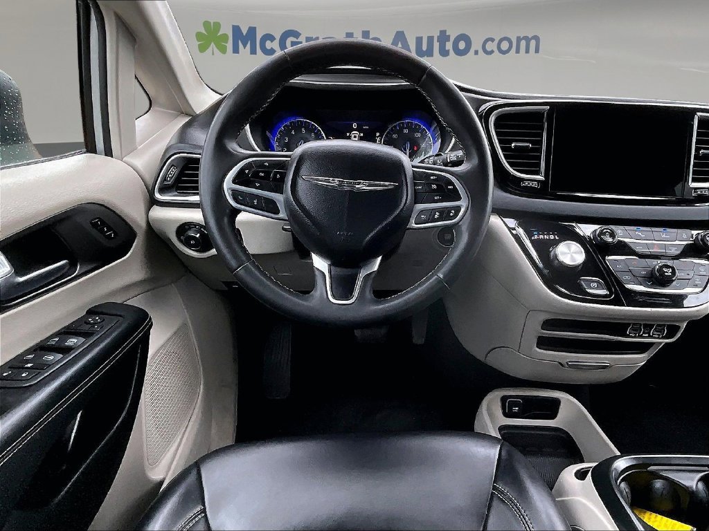 Used 2023 Chrysler Pacifica Touring-L FWD image 10
