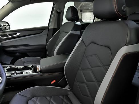 Certified 2025 Volkswagen Atlas Peak Edition SE image 9