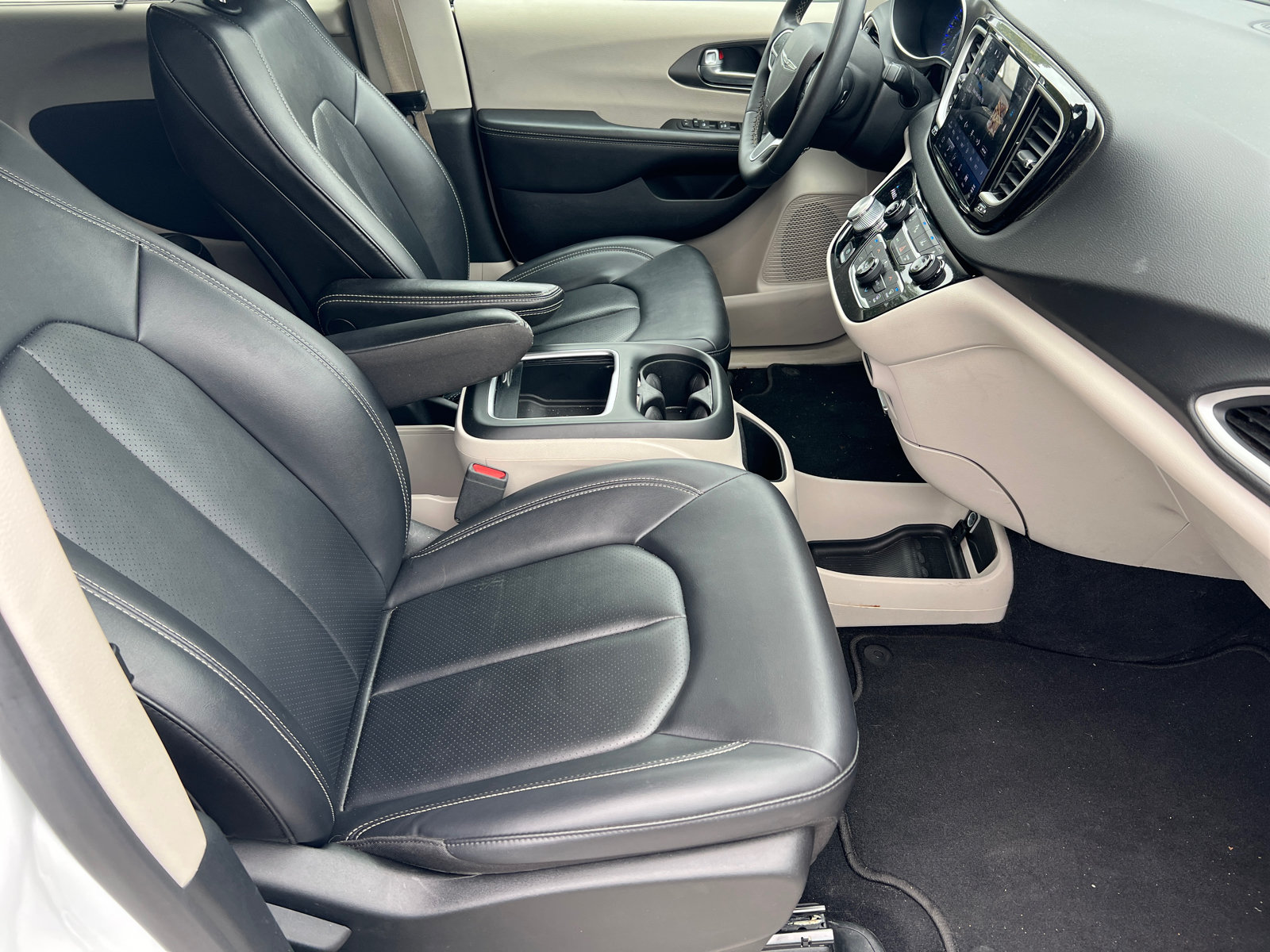 Used 2024 Chrysler Pacifica Touring-L FWD image 16