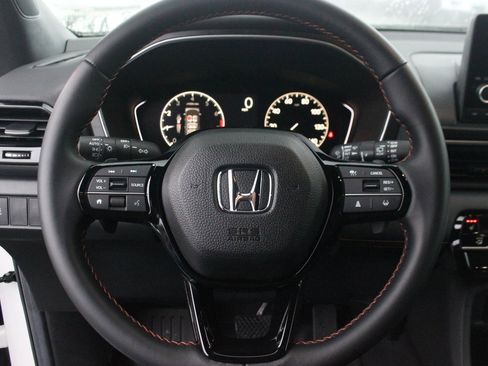 Used 2025 Honda Pilot Sport image 17