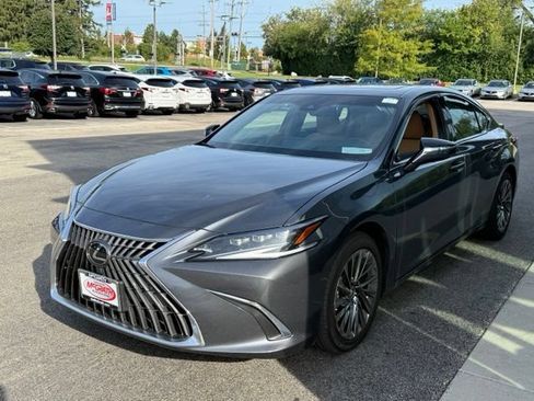 Used 2025 Lexus ES 300h Ultra Luxury w/ Accessory Package (Z2) FWD image 3