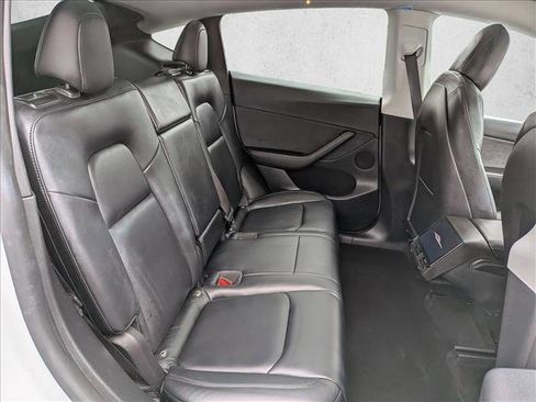 Used 2022 Tesla Model Y Long Range image 21