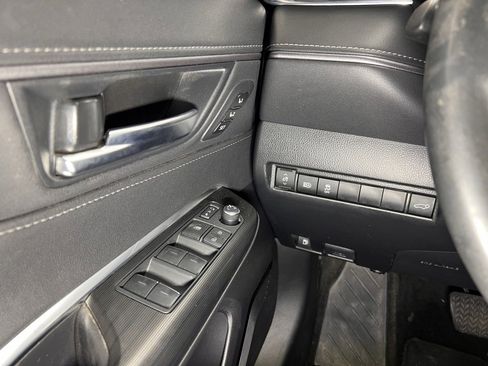 Used 2024 Toyota Venza XLE image 22