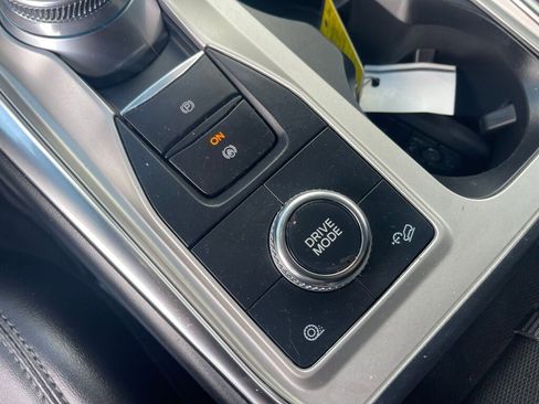 Used 2022 Ford Explorer XLT w/ Equipment Group 202A AWD/4WD image 17