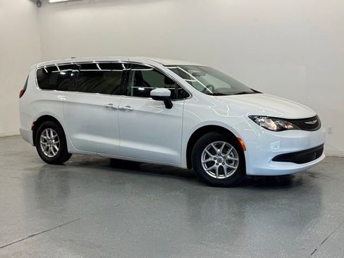 Used 2022 Chrysler Voyager LX FWD image 2