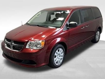Used 2019 Dodge Grand Caravan SE w/ UConnect Hands-Free Group