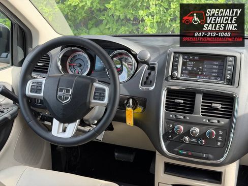 Used 2016 Dodge Grand Caravan SXT w/ UConnect Hands-Free Group FWD image 39