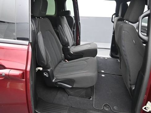 Used 2020 Chrysler Pacifica Touring w/ S Appearance Package FWD image 16