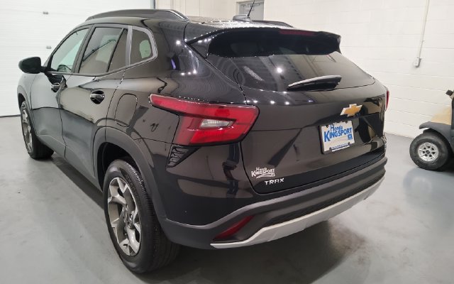 Used 2025 Chevrolet Trax LT FWD image 5