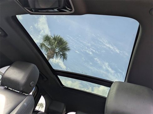 Used 2025 Land Rover Range Rover Velar Dynamic SE image 24