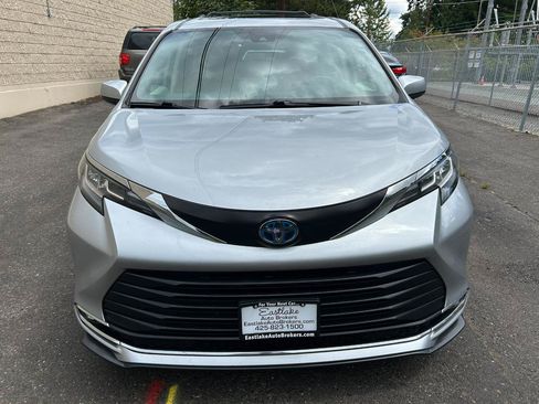 Used 2022 Toyota Sienna XLE w/ XLE Plus Package AWD/4WD image 2