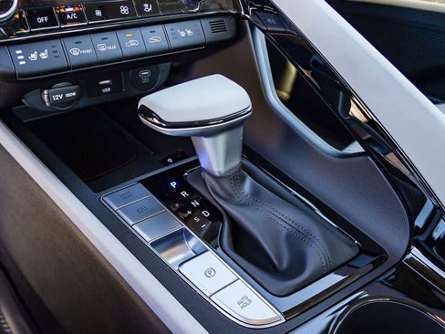 New 2025 Hyundai Elantra Limited image 24