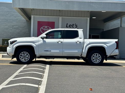 Used 2025 Toyota Tacoma SR5 AWD/4WD image 2