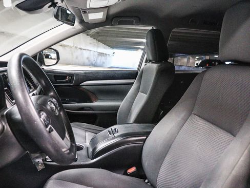 Used 2018 Toyota Highlander LE w/ Carpet Mat Package (TMS) FWD image 17
