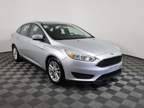 Used 2017 Ford Focus SE FWD image 3