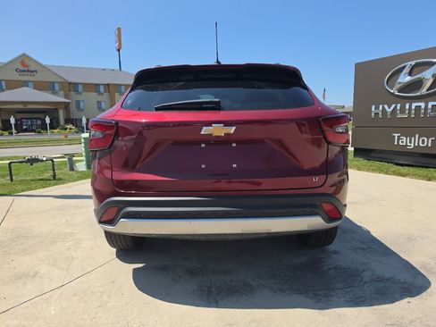 Used 2025 Chevrolet Trax LT w/ LT Convenience Package FWD image 6
