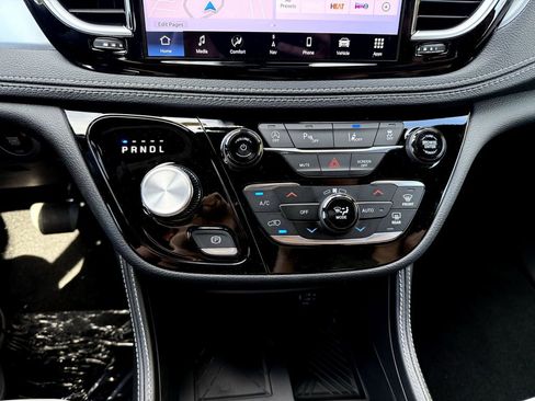 New 2026 Chrysler Pacifica Limited w/ Uconnect Theater Family Group image 29