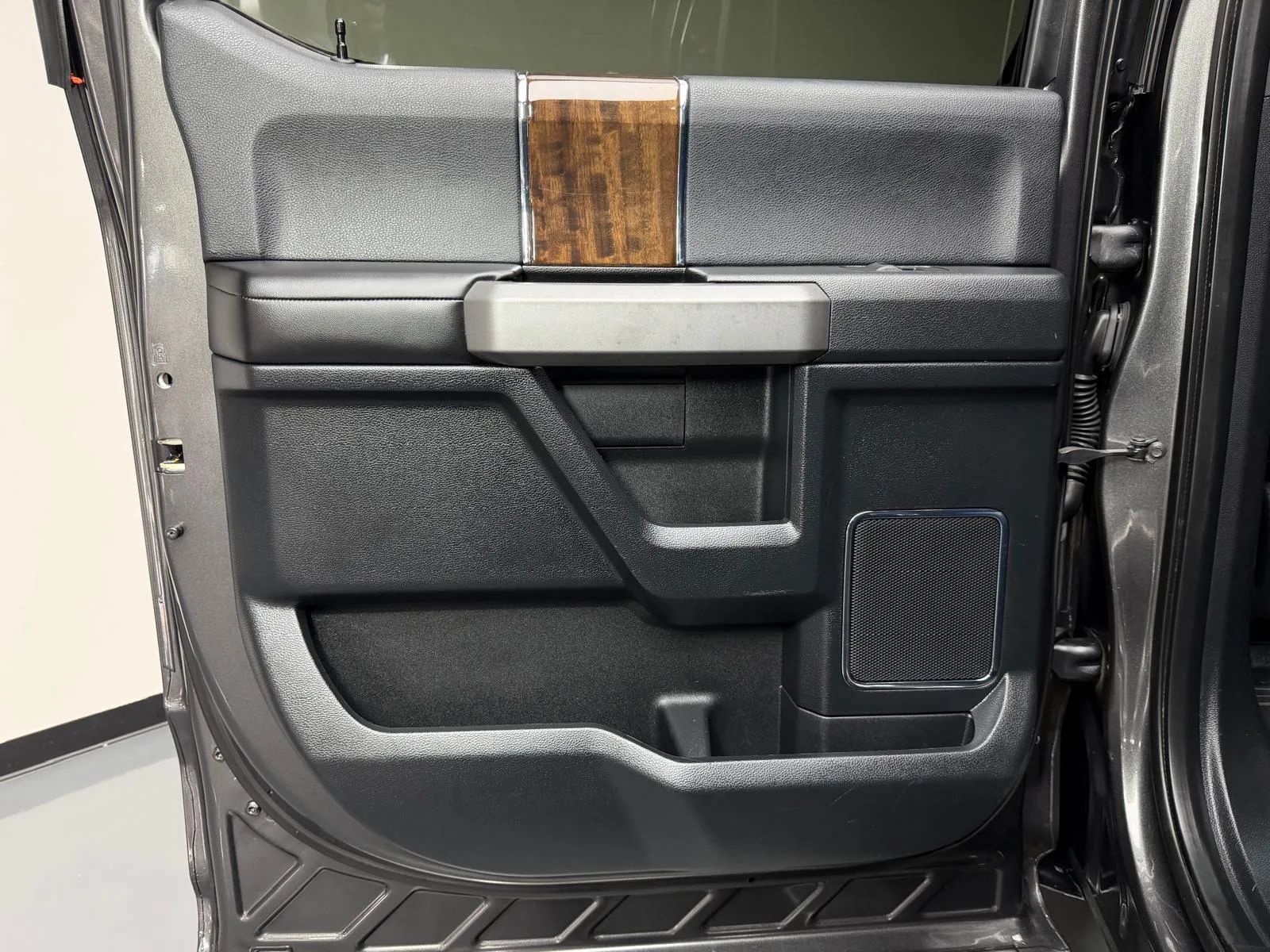 Used 2015 Ford F150 Platinum w/ Equipment Group 701A Luxury AWD/4WD image 16