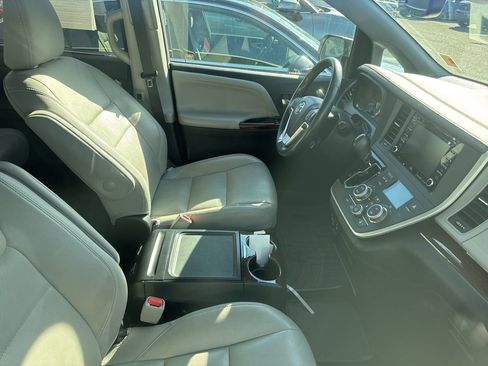 Used 2020 Toyota Sienna Limited Premium image 8