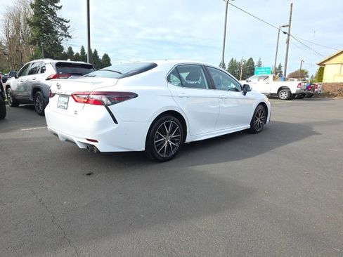 Used 2021 Toyota Camry SE w/ Cold Weather Package image 5