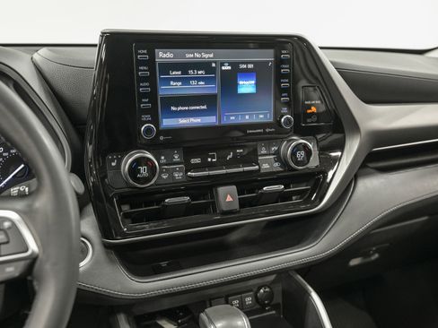 Used 2021 Toyota Highlander XLE image 22