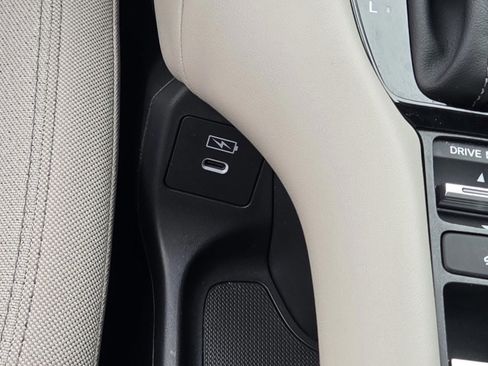 Used 2025 Honda HR-V LX image 40