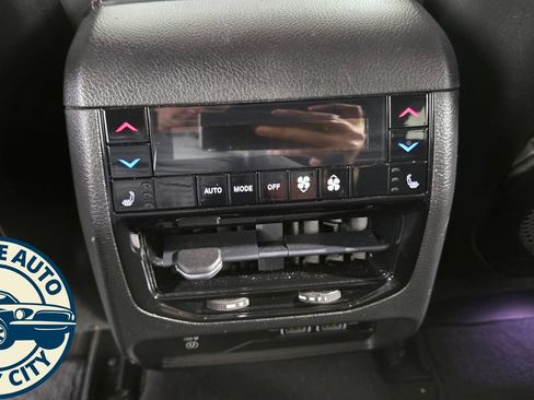 Used 2022 Jeep Grand Cherokee Overland w/ Luxury Tech Group IV AWD/4WD image 32