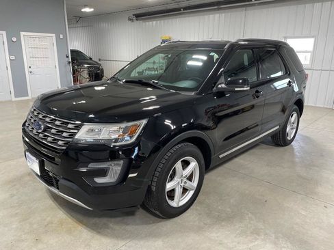 Used 2017 Ford Explorer XLT w/ Equipment Group 202A AWD/4WD image 3