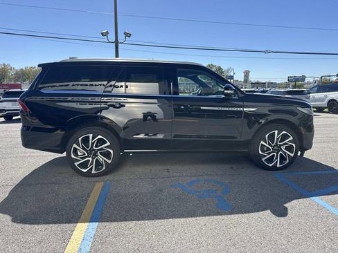 New 2026 Lincoln Navigator Reserve image 3