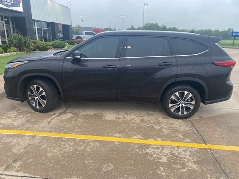 Used 2022 Toyota Highlander XLE FWD image 10